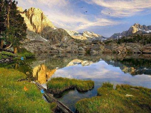 wonderful-lake-under-the-mountain-screensaver-img-1250780